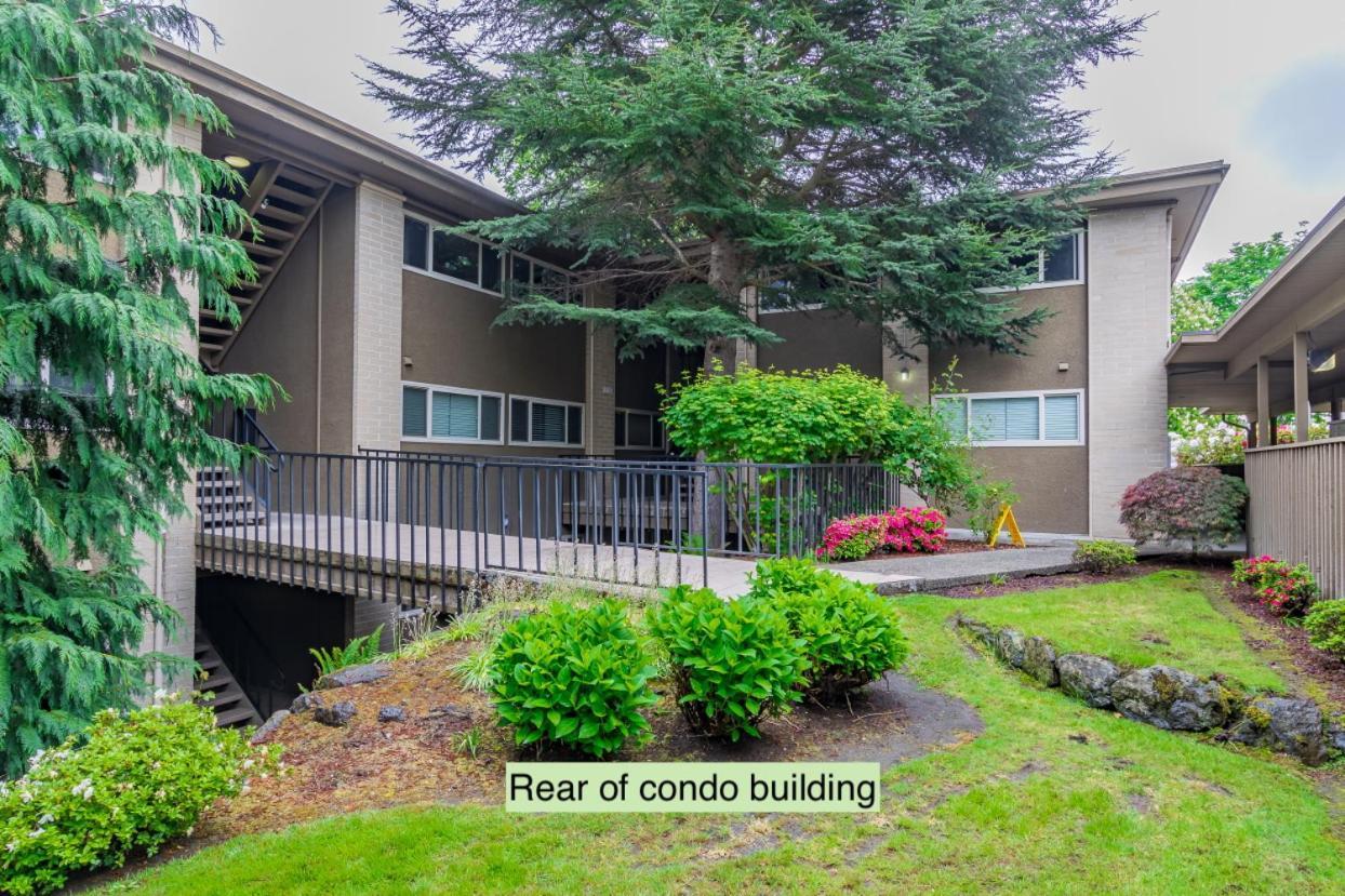 Puget Sound Panorama: Spacious 2-Bed Retreat with Jacuzzi Apartment Tacoma Exterior photo