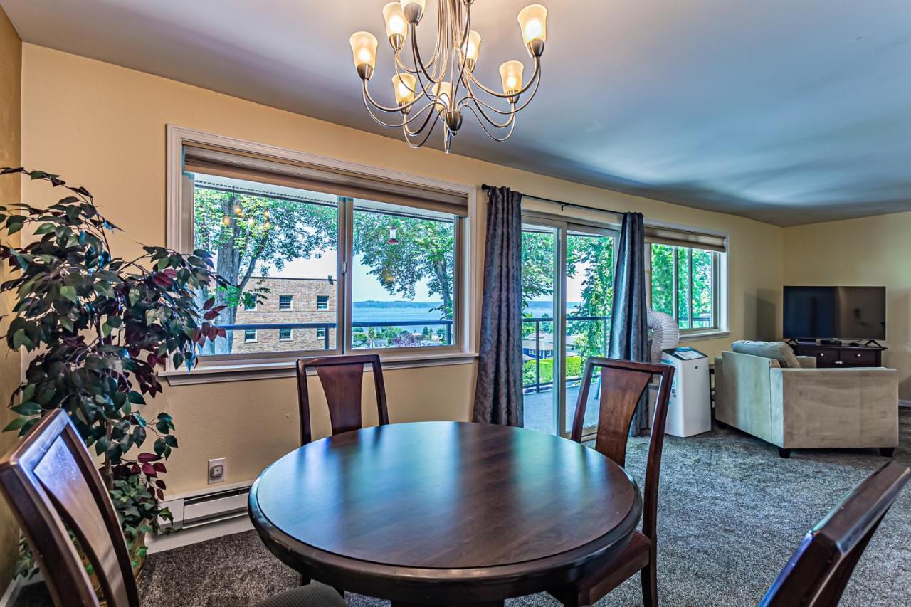 Puget Sound Panorama: Spacious 2-Bed Retreat with Jacuzzi Apartment Tacoma Exterior photo