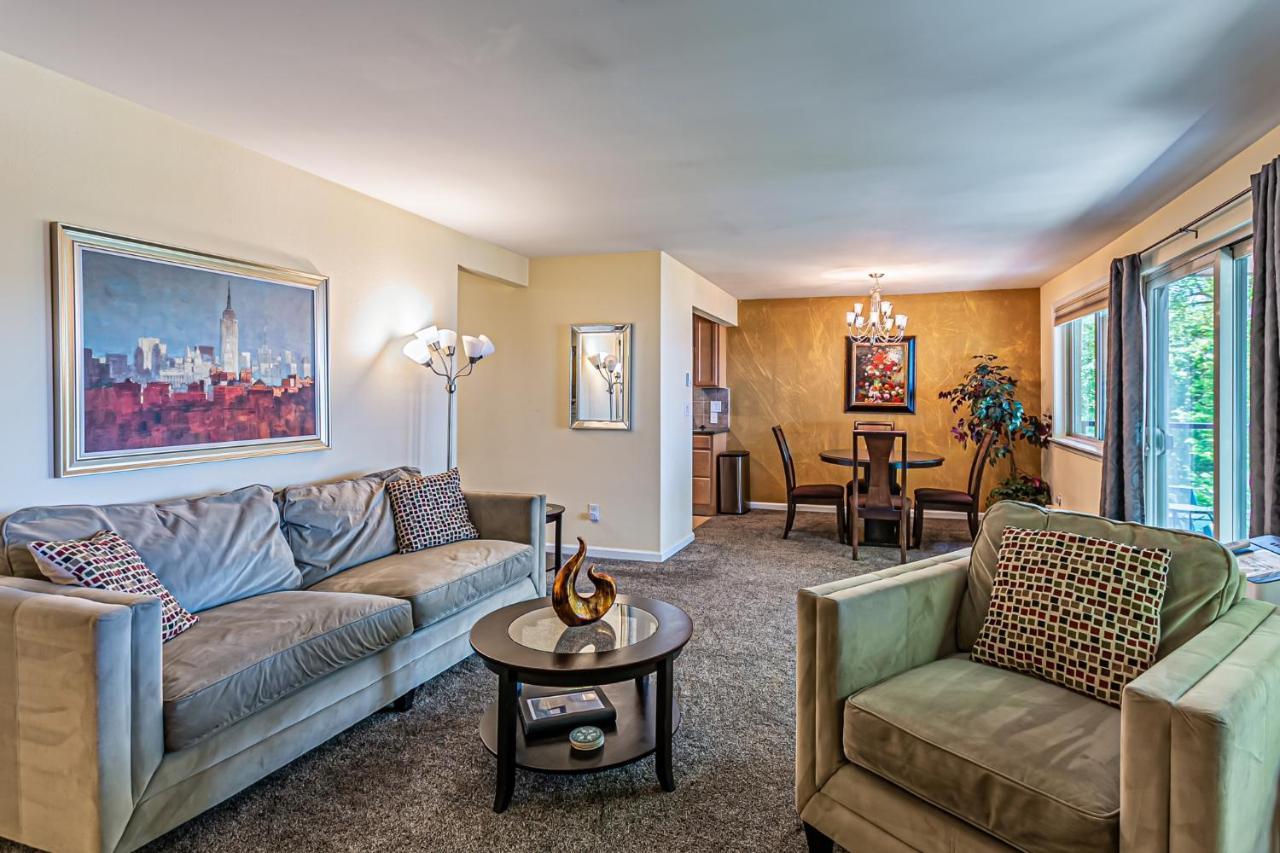 Puget Sound Panorama: Spacious 2-Bed Retreat with Jacuzzi Apartment Tacoma Exterior photo